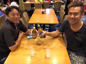 マニラで乾杯をする竹井佑介