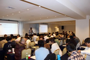 ミリオネアアカデミーでスピーチをする竹井佑介