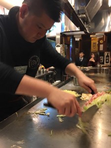 竹井のためにお好み焼きを焼く店員