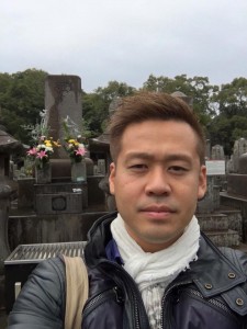 西郷のお墓の前の竹井佑介