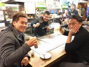 河津さんと広島でお好み焼きを食べる竹井佑介