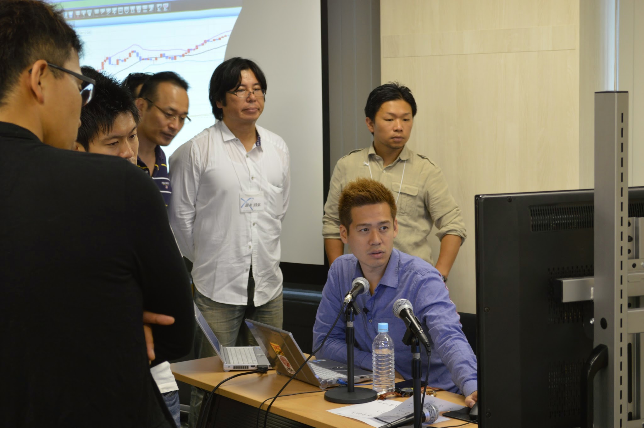受講生にライブトレードでFXを教える竹井佑介