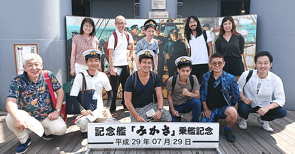 戦艦「三笠」甲板上で記念撮影