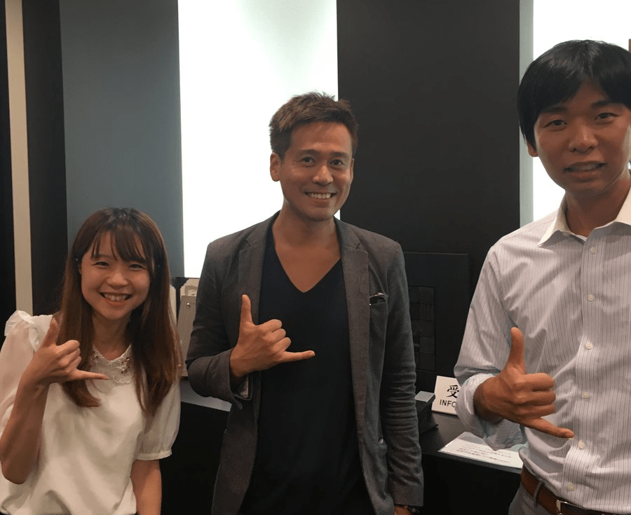 みんなのFXのスタッフさんと記念撮影する竹井佑介
