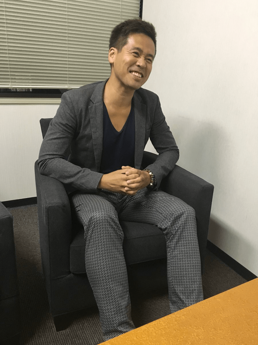 みんなのFXでオンラインセミナーに臨む打ち合わせ中の竹井佑介