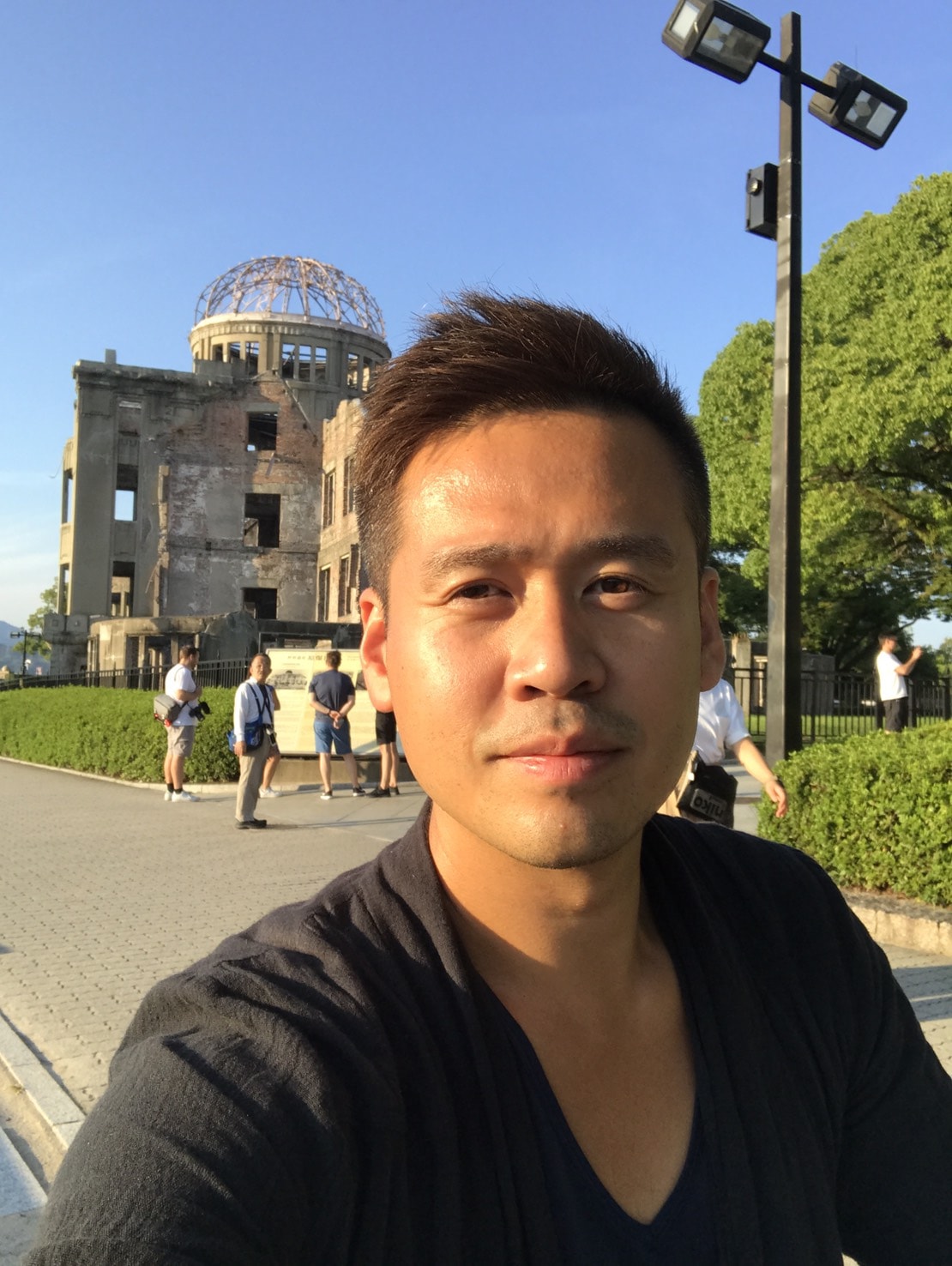 原爆ドームの前に立つ竹井佑介