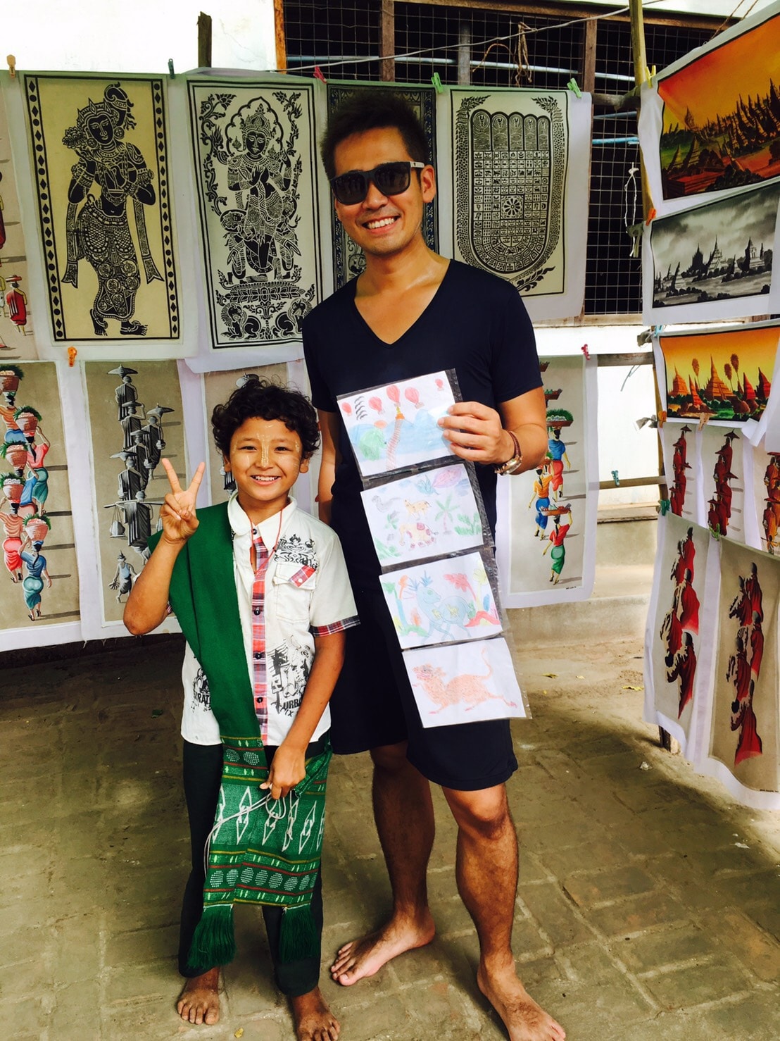 ミャンマーで子どもから絵を買う竹井佑介