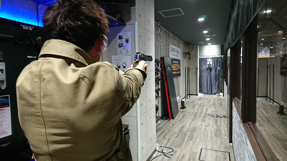 AKIBA BASEでシューティングするスタッフ拓
