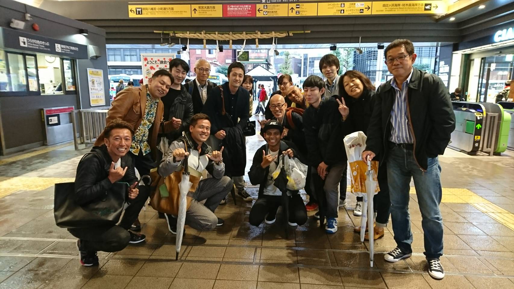 鎌倉駅で記念撮影