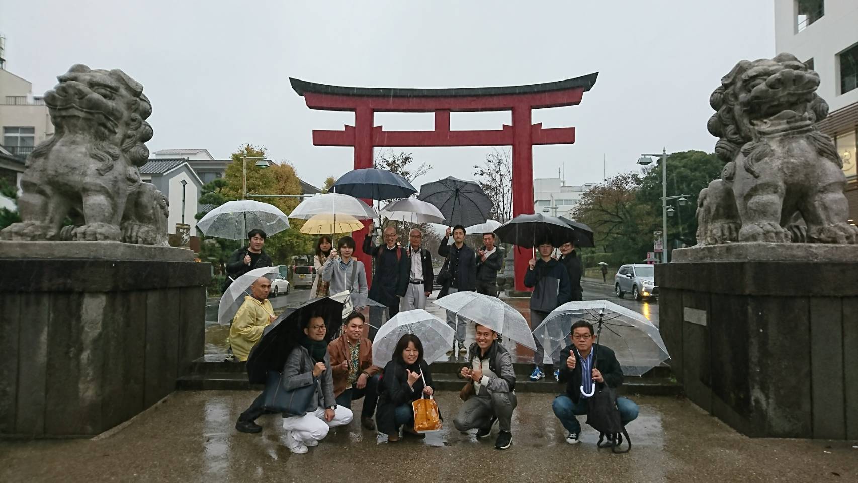 鶴岡八幡宮前で記念撮影
