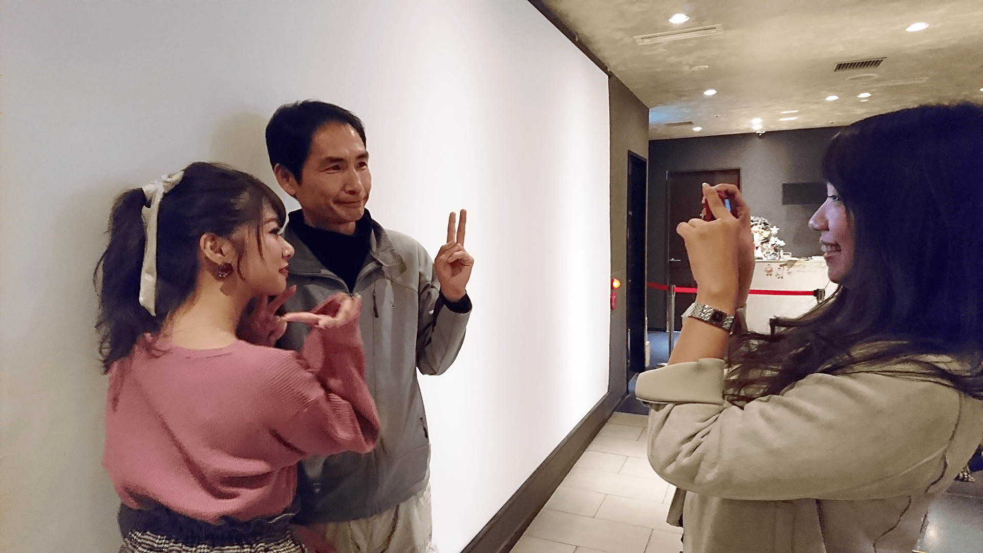 伊藤りかさんと記念撮影するお客様