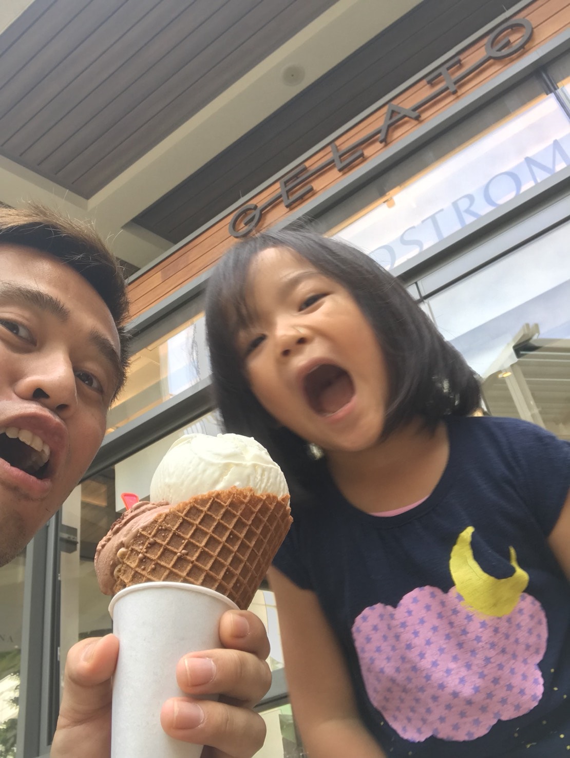 171228娘とアイスを食べる竹井佑介