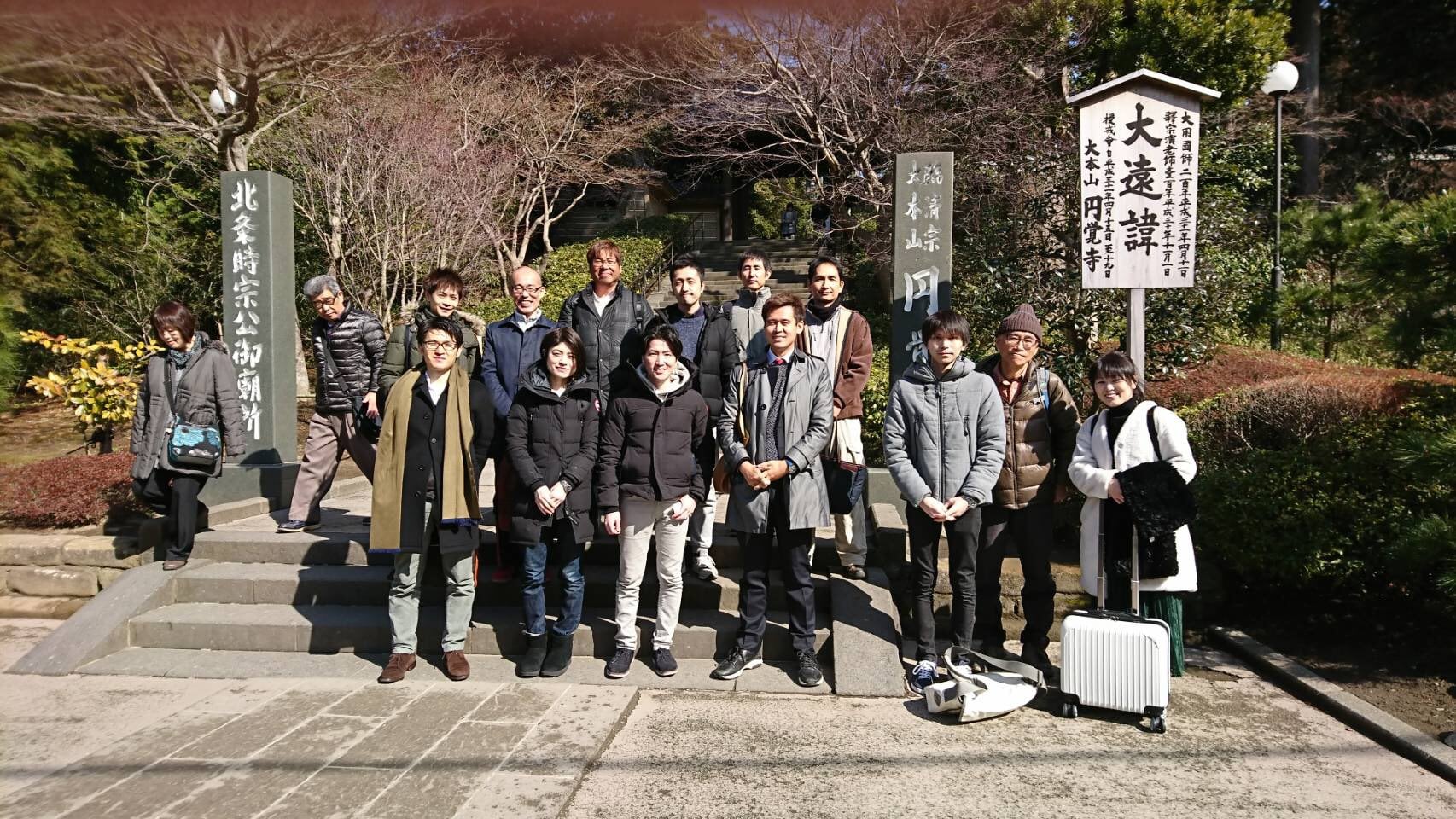 円覚寺の前で幸せの定理のメンバーと記念撮影