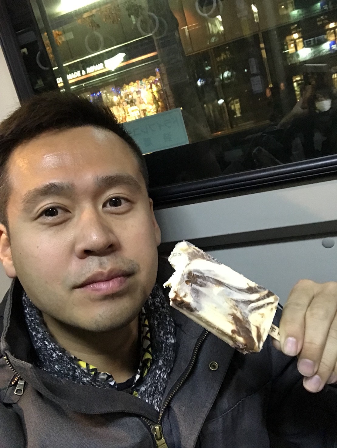バス移動する竹井佑介
